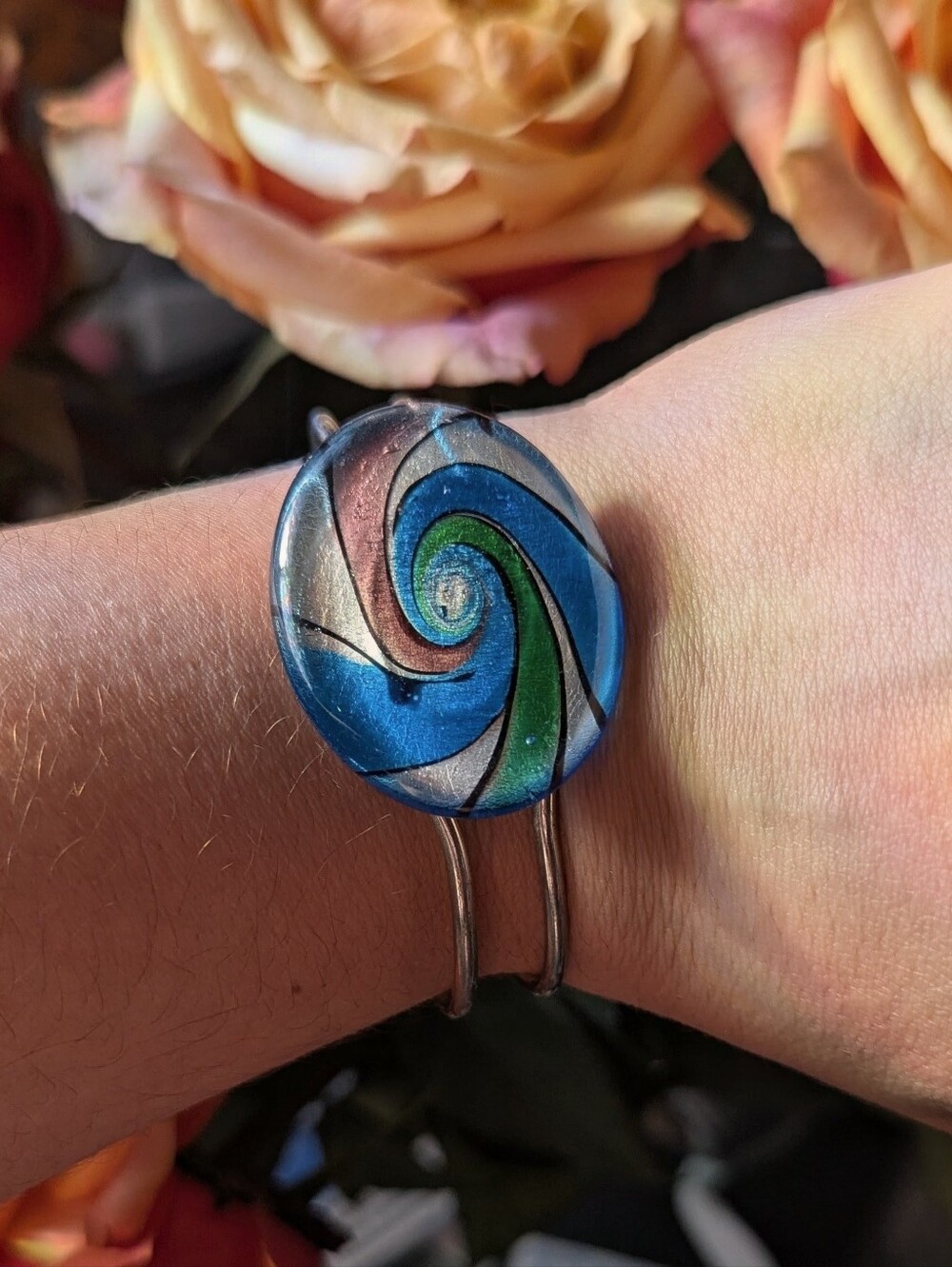 VINTAGE ⚜️ 1980's blue and green dichroic glass artisan silver tone bracelet